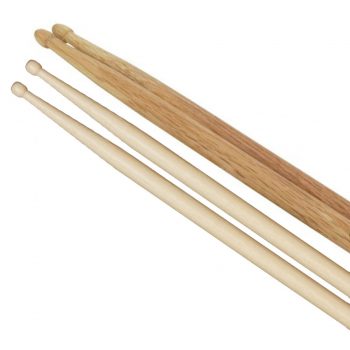 Foto: je 1 Paar Drumsticks Eiche und Hickory parallel nebeneinander liegende