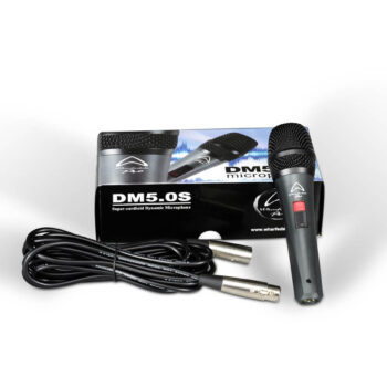 Foto: schwarzes konisches zylindrisches Mikrofon mit Schalter im Griff, Kabel und Verpackung